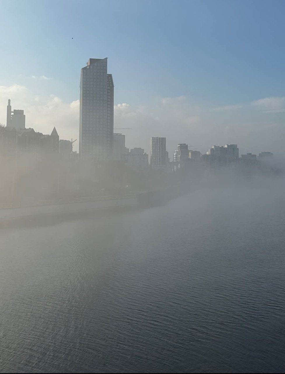 В Днепре заметили оптическую иллюзию: недострой "Парус" и "свечи" словно повисли над водой