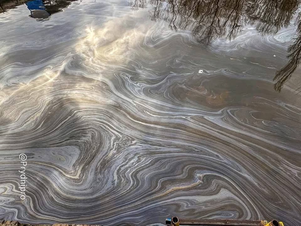 У Придніпровську на річці помітили дивні чорні плями та розводи