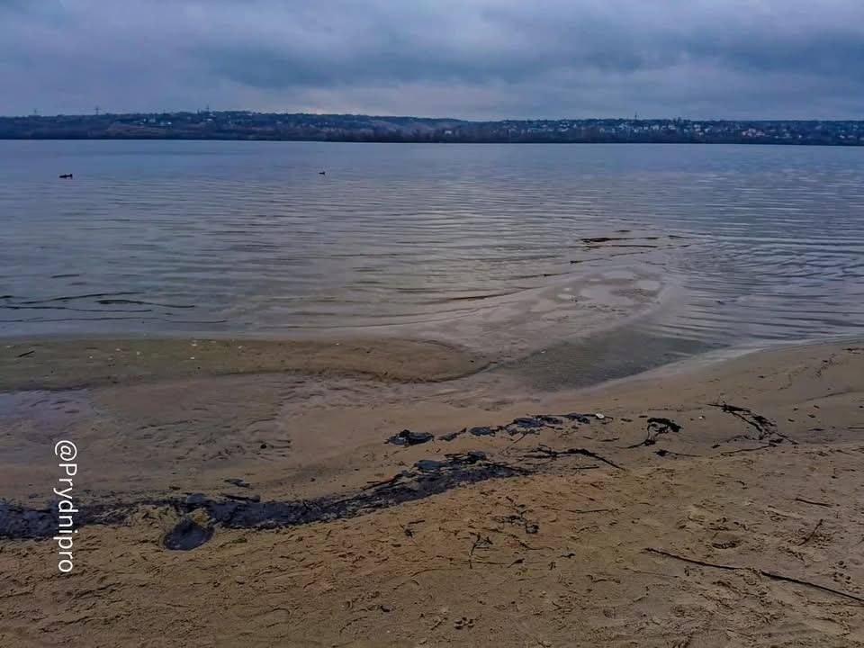 У Придніпровську на річці помітили дивні чорні плями та розводи