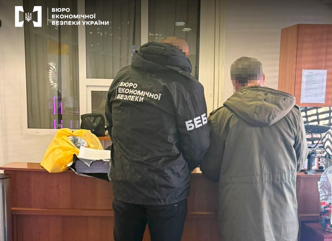 Детективи БЕБ провели обшуки в посадовців