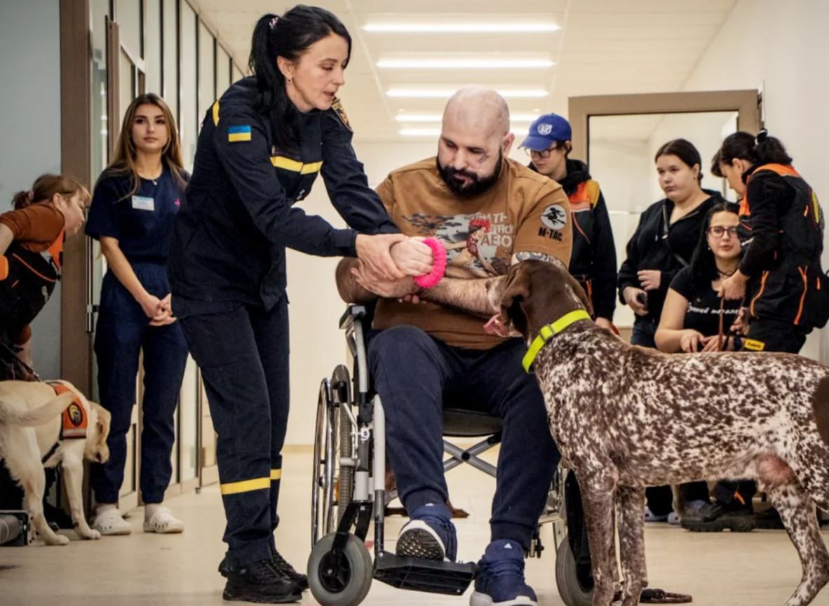 Мужчина вместе с псом