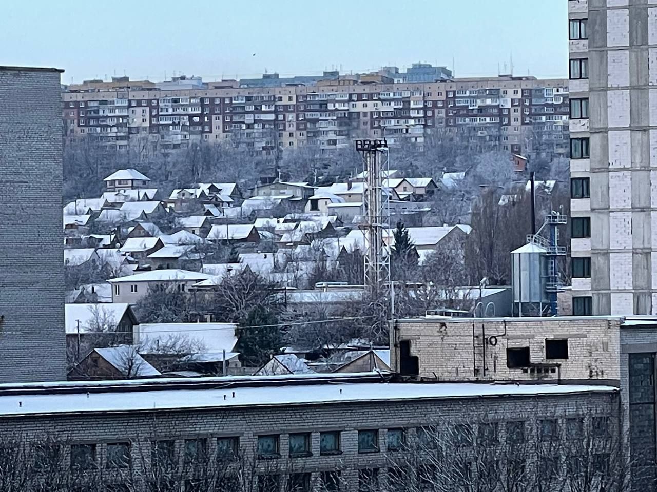 Зима нагадала про себе: у Дніпрі вночі випав сніг (фото)