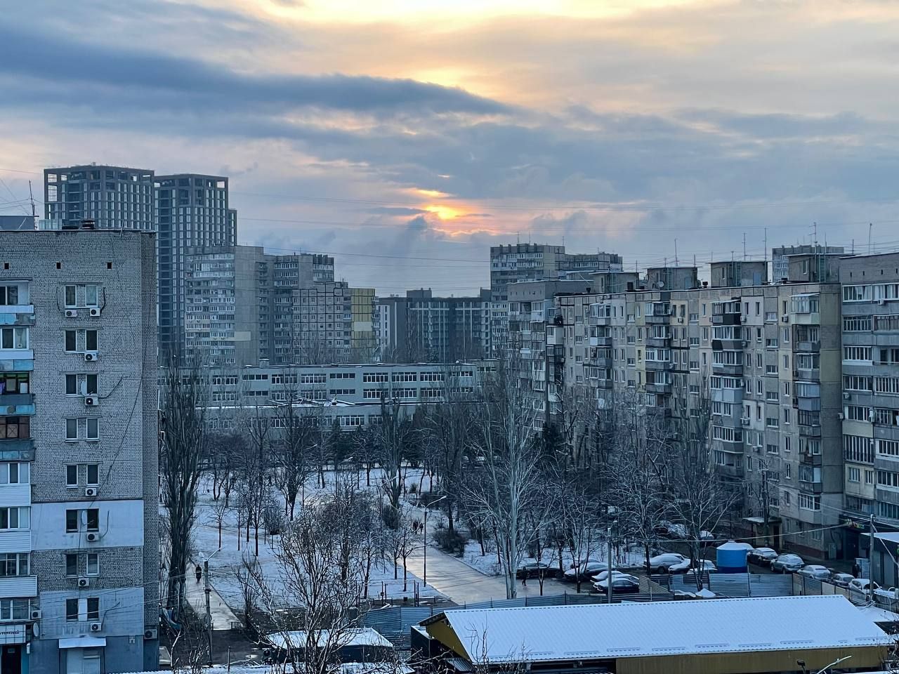 Зима нагадала про себе: у Дніпрі вночі випав сніг (фото)