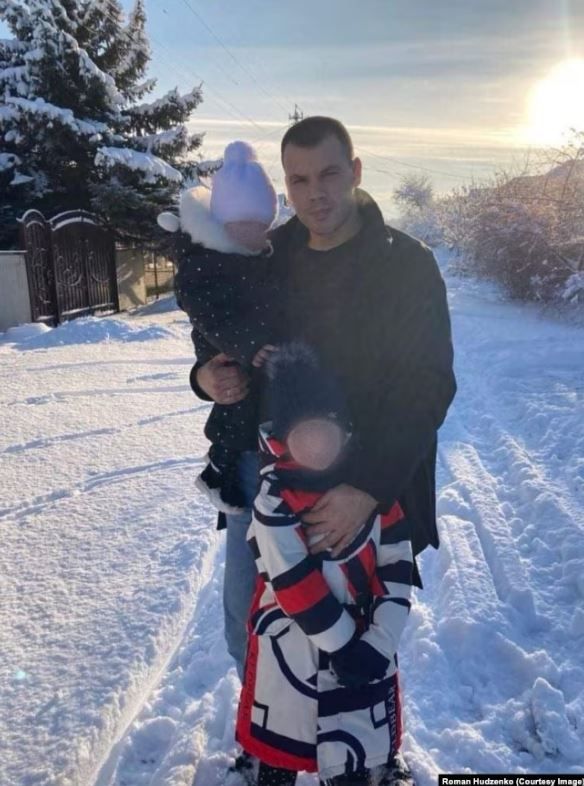 Роман Гудзенко разом з доньками. Фото: Радіо Свобода