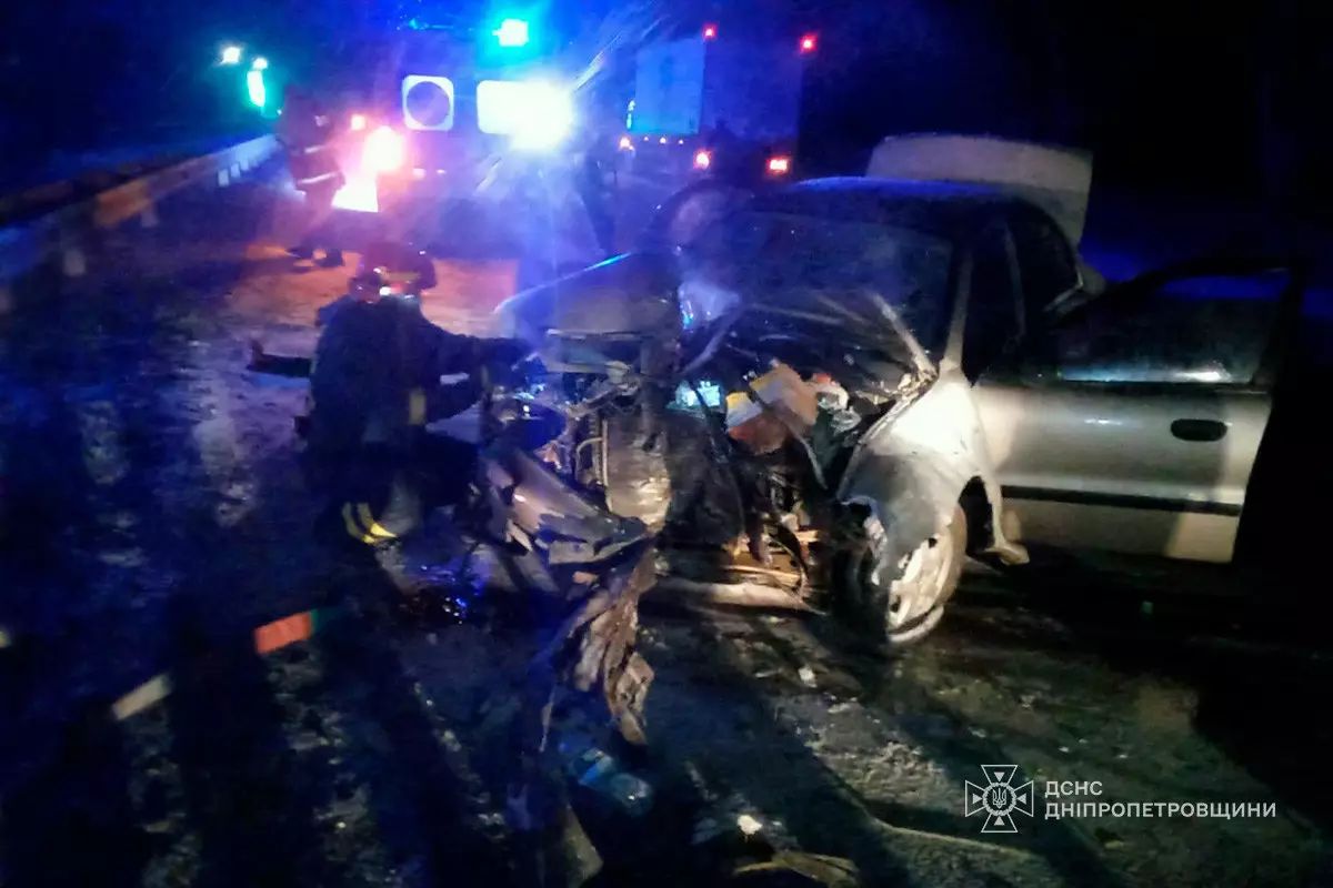 На трасі Дніпро-Кривий Ріг легковик влетів у металеву опору: постраждали троє людей