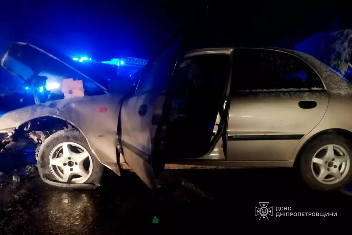 На трасі Дніпро-Кривий Ріг легковик влетів у металеву опору: постраждали троє людей