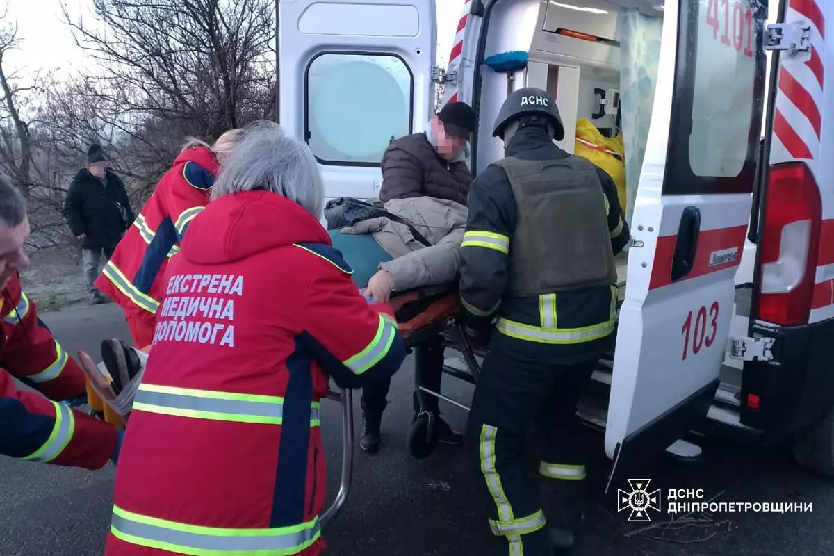 На Дніпропетровщині автобус врізався в дерево: постраждали 14 людей