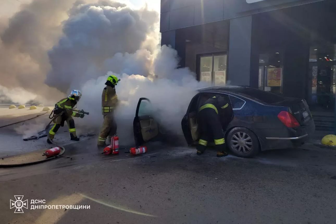 Пожарные гасят автомобиль