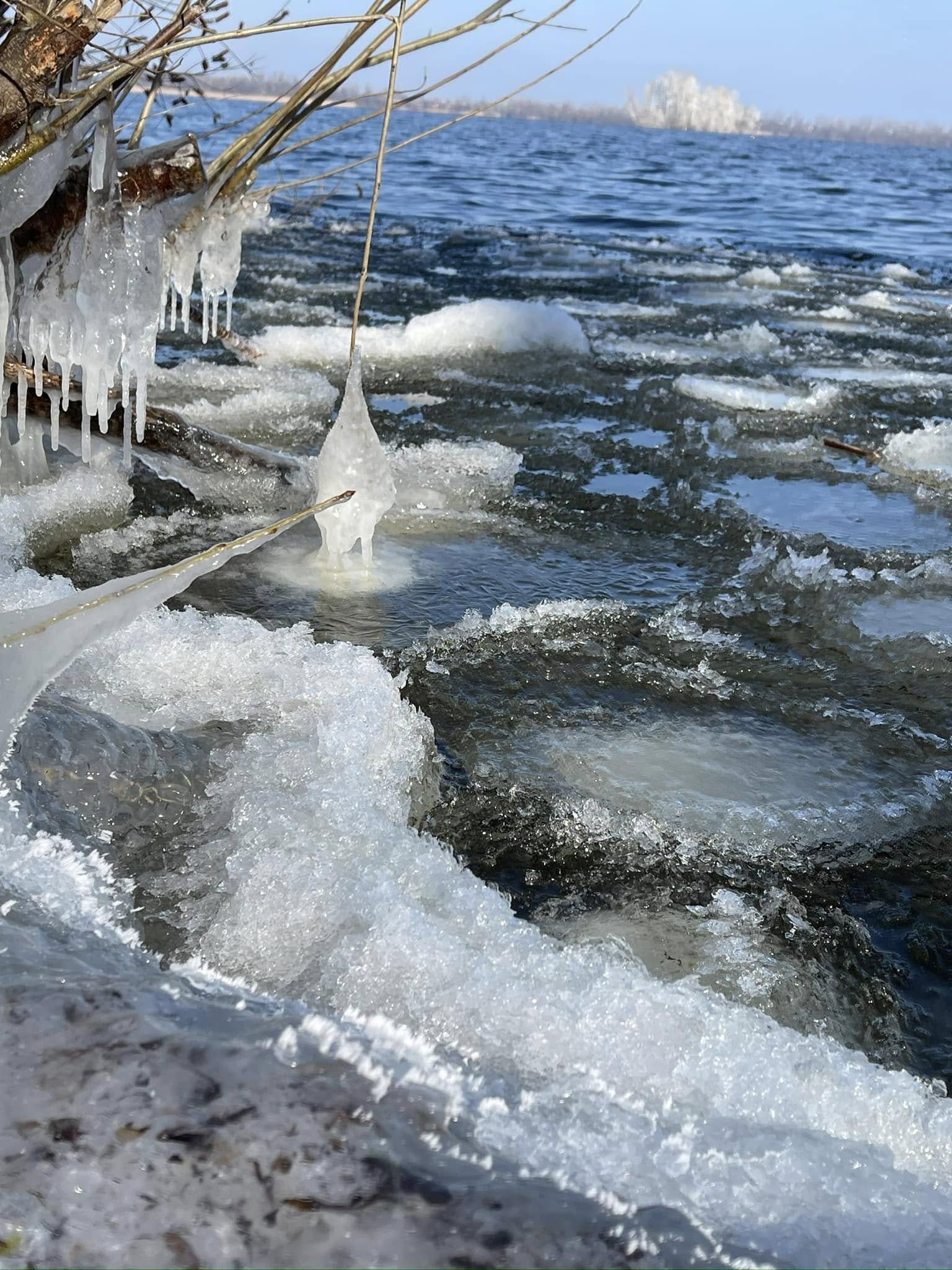В Днепре на реке появились "ледяные блины": фото необычного явления