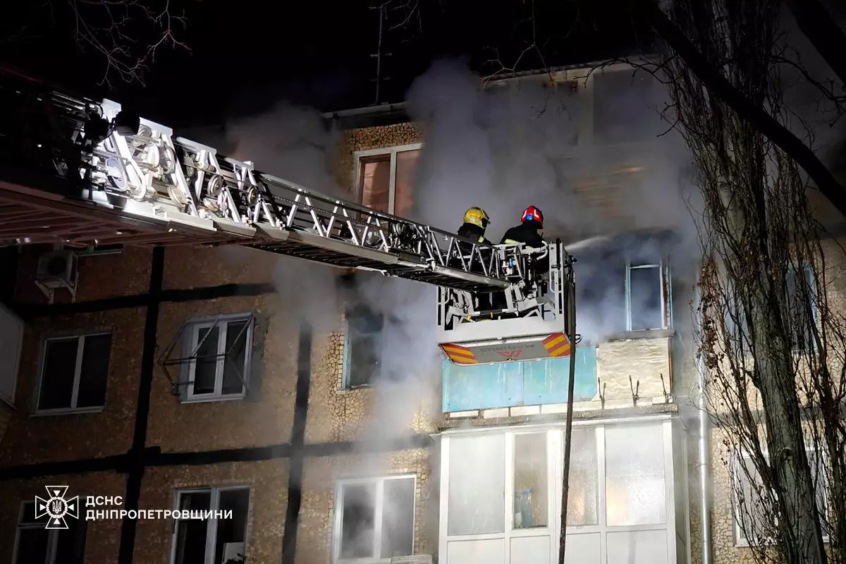 В Днепре в Индустриальном районе горела квартира: огонь охватил комнаты и балкон