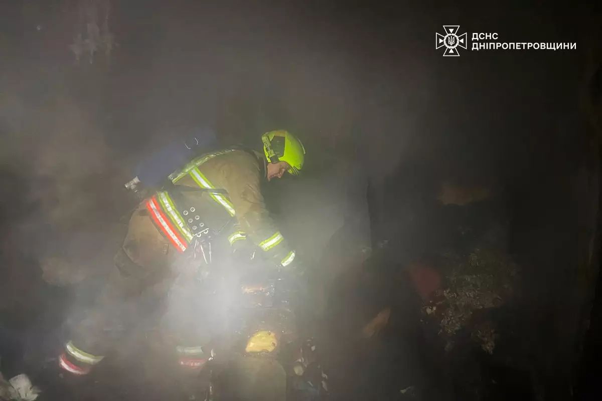 В Днепре в Индустриальном районе горела квартира: огонь охватил комнаты и балкон