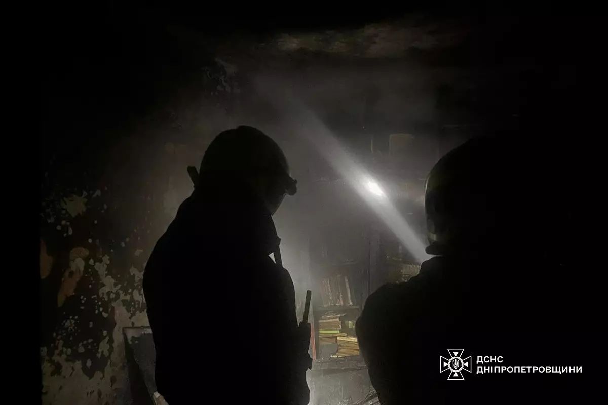 В Днепре в Индустриальном районе горела квартира: огонь охватил комнаты и балкон