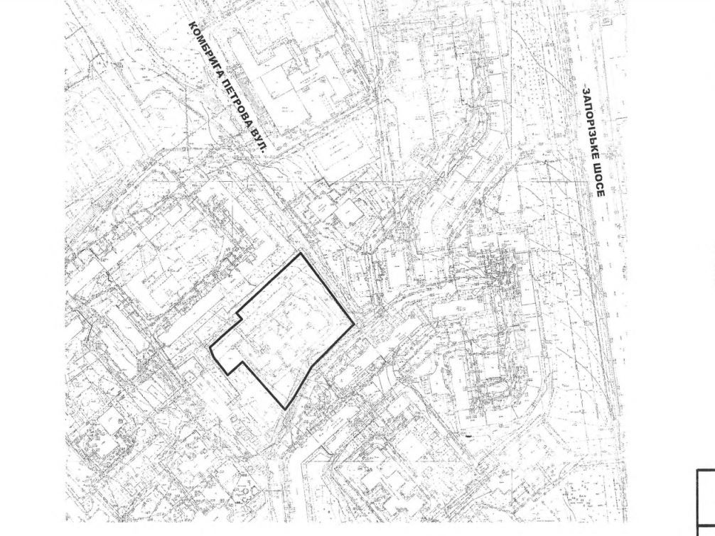 Місце, де розташується триповерхова будівля