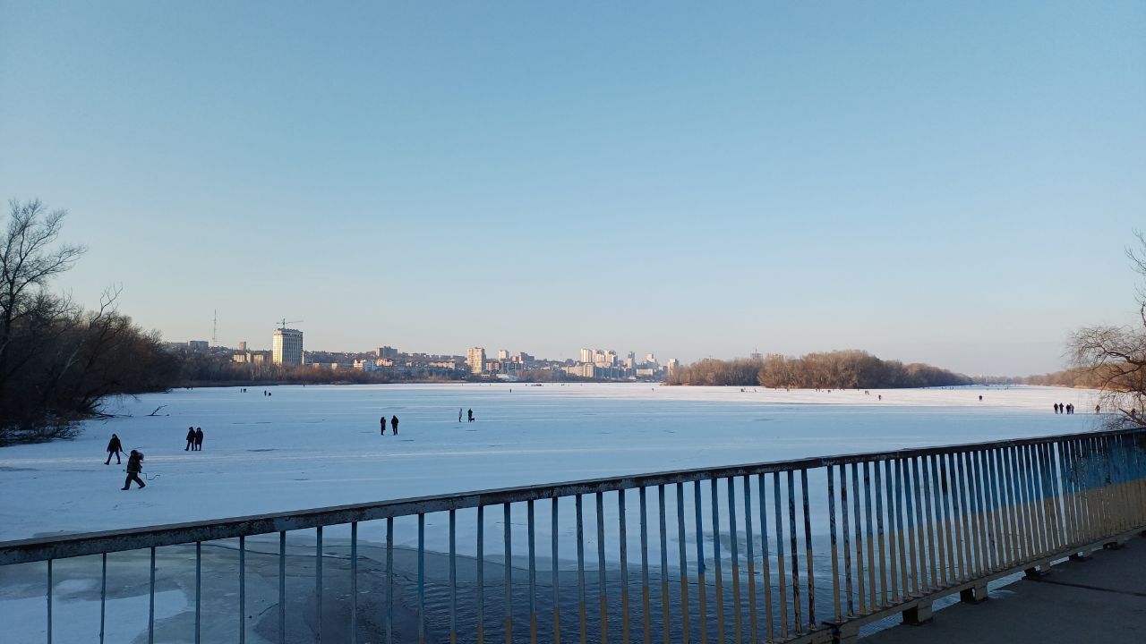 У Дніпрі посеред річки у сутінках гуляють десятки людей з дітьми