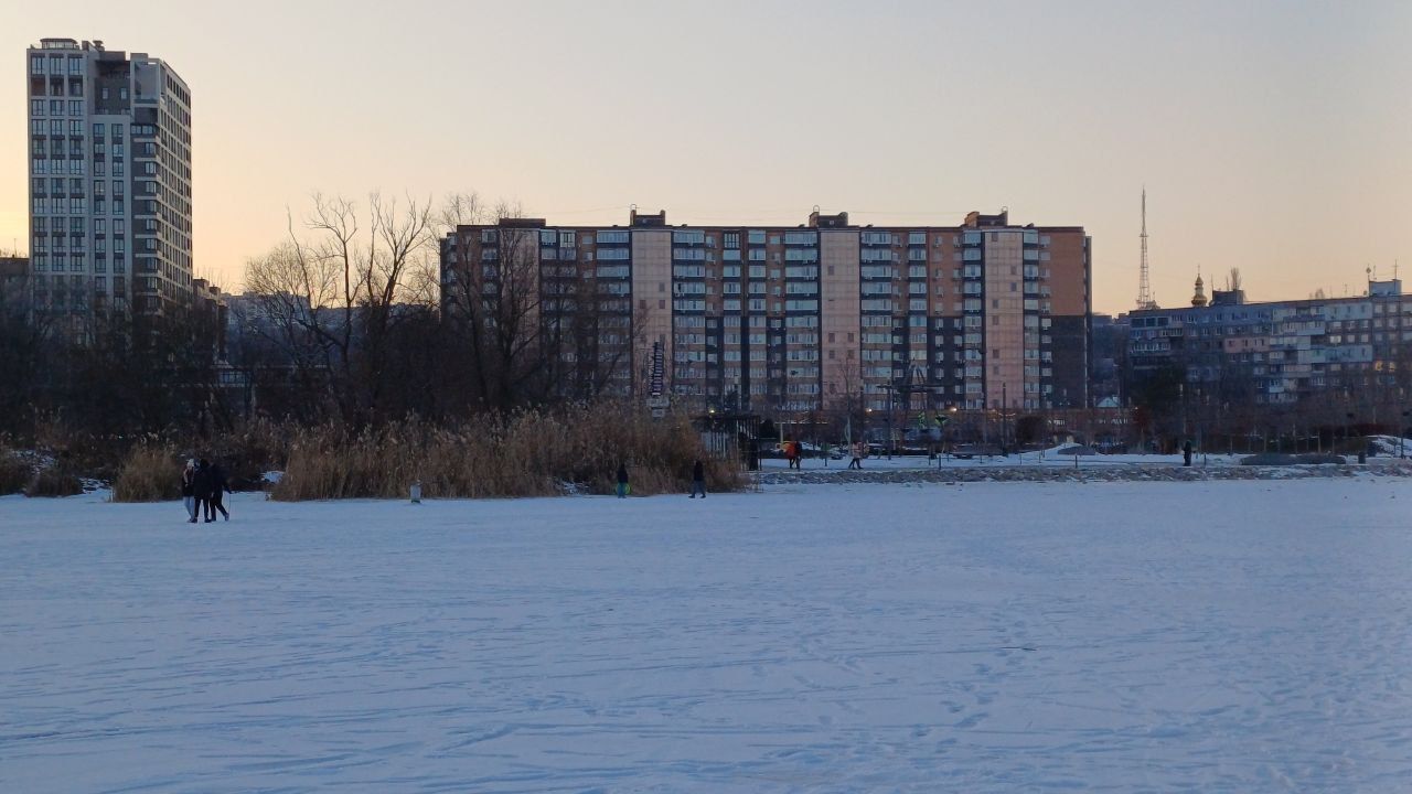 У Дніпрі посеред річки у сутінках гуляють десятки людей з дітьми