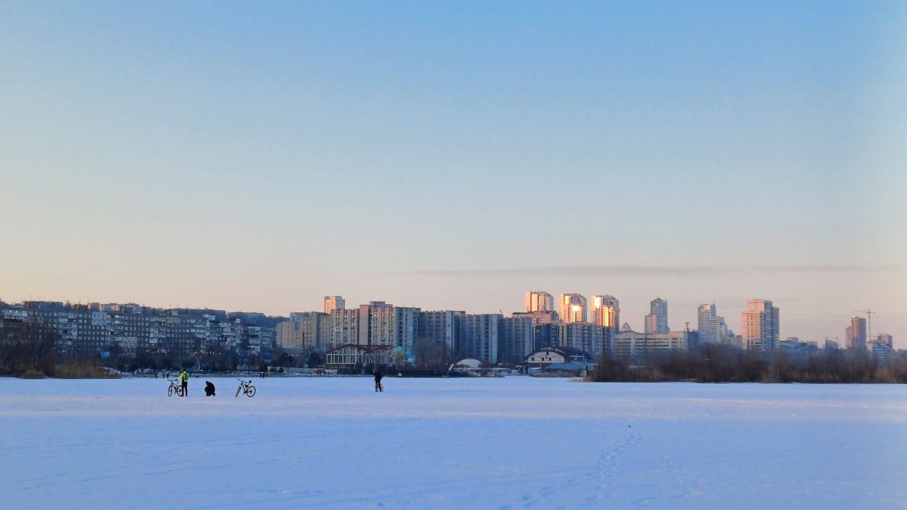 У Дніпрі посеред річки у сутінках гуляють десятки людей з дітьми
