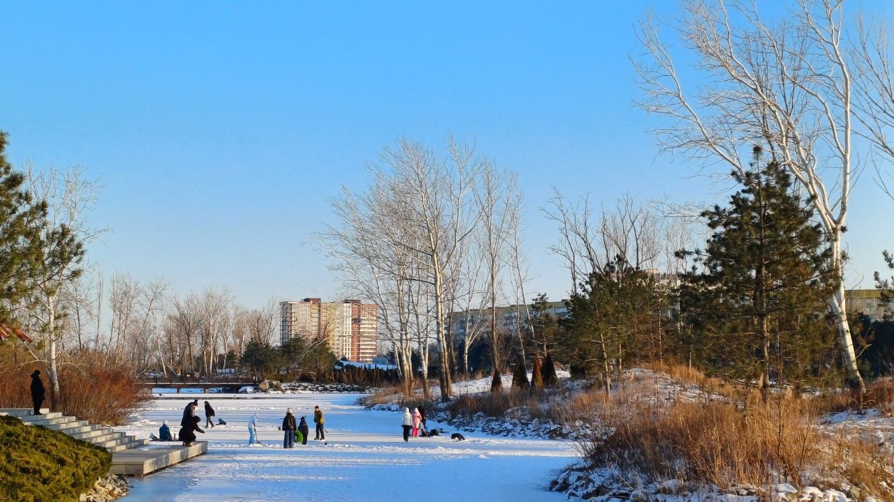 У Дніпрі посеред річки у сутінках гуляють десятки людей з дітьми
