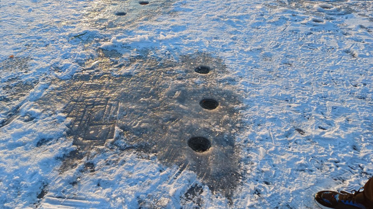 У Дніпрі посеред річки у сутінках гуляють десятки людей з дітьми