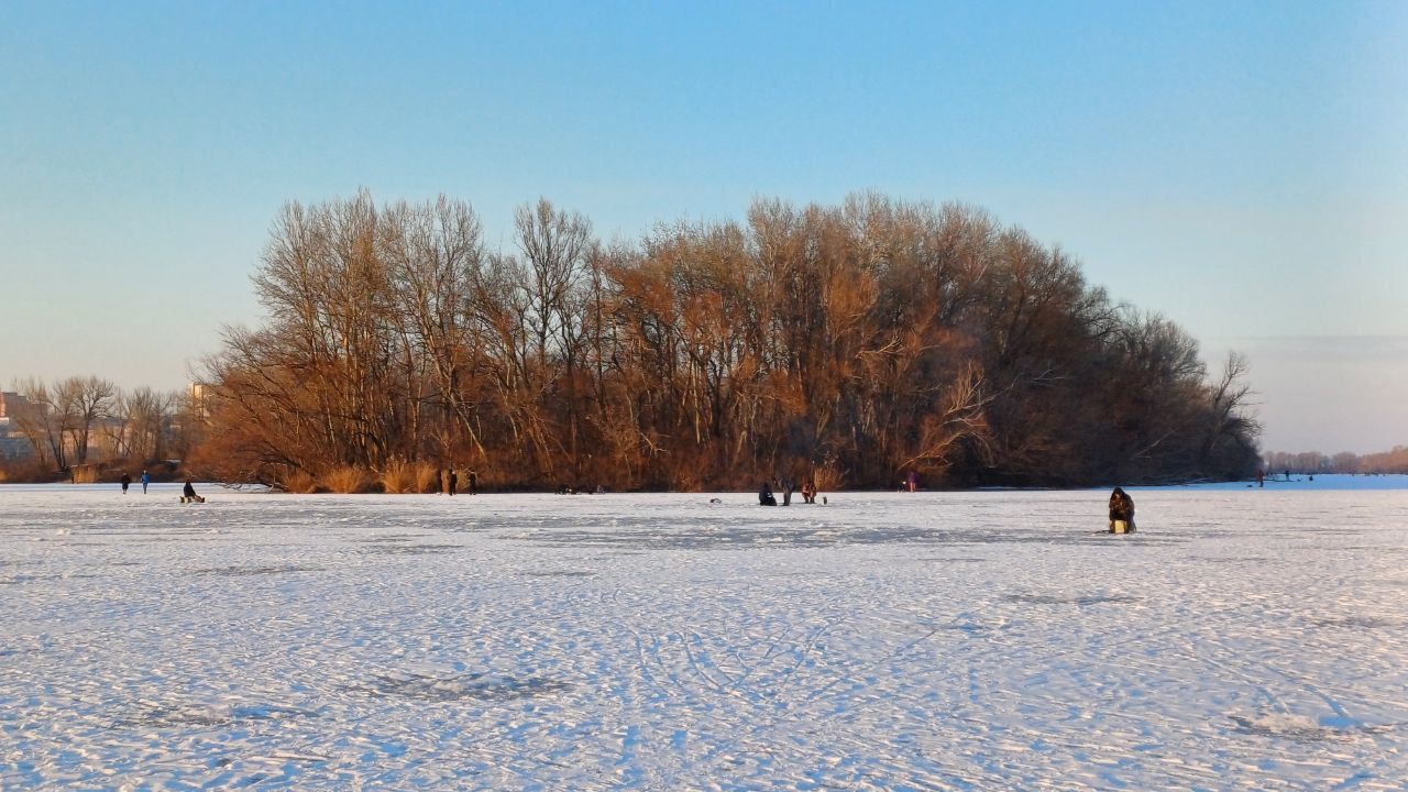 У Дніпрі посеред річки у сутінках гуляють десятки людей з дітьми
