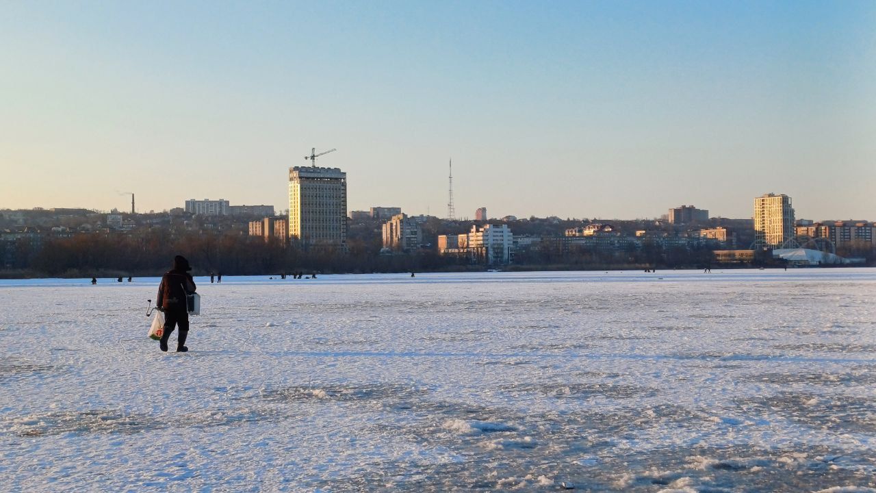У Дніпрі посеред річки у сутінках гуляють десятки людей з дітьми