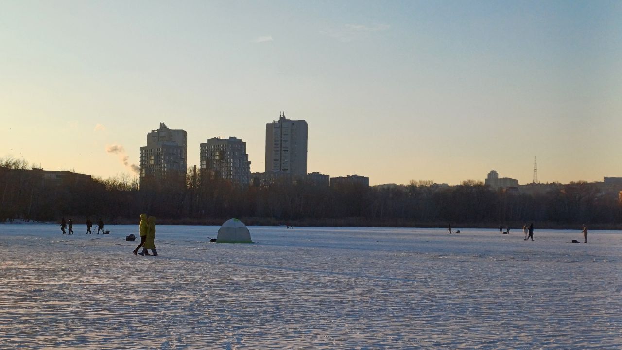 У Дніпрі посеред річки у сутінках гуляють десятки людей з дітьми