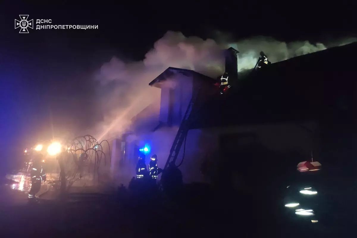 Масштабный пожар: в пригороде Днепра горел двухэтажный жилой дом