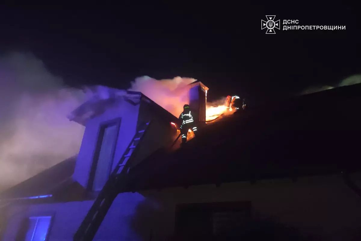 Масштабный пожар: в пригороде Днепра горел двухэтажный жилой дом