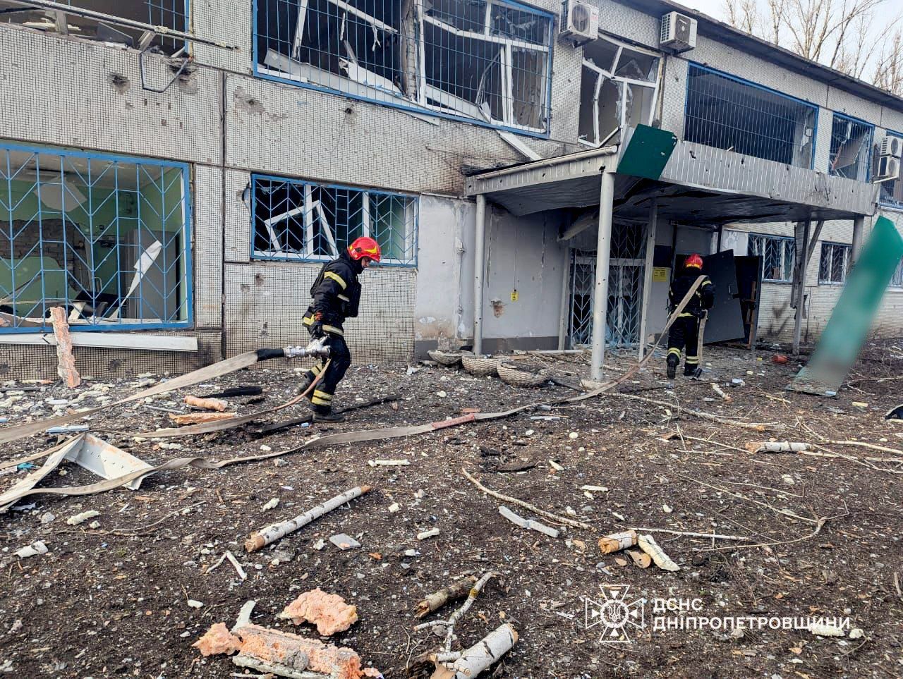 В ГСЧС показали фото последствий ракетного удара по Кривому Рогу: пострадали 9 человек