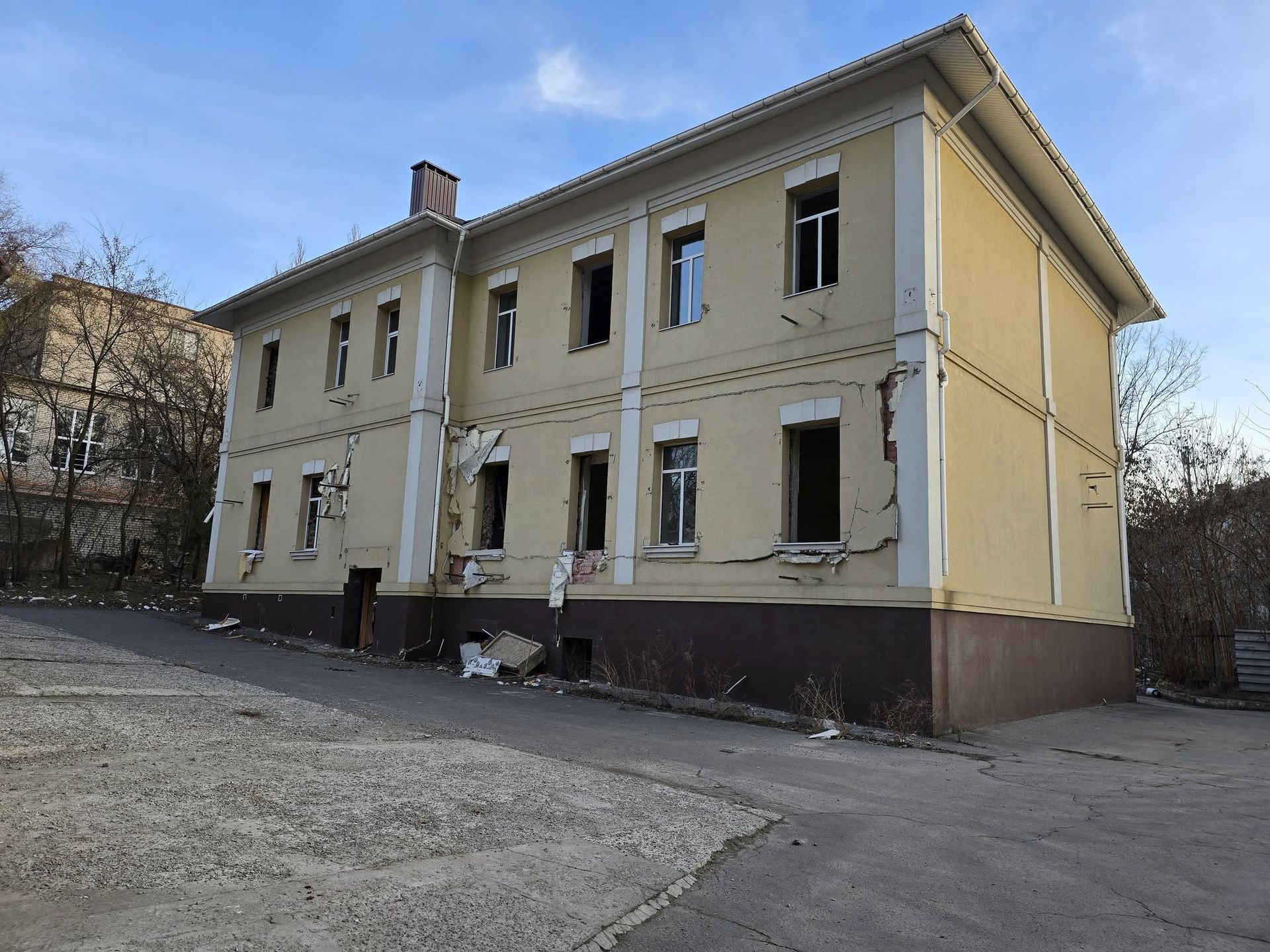 У центрі Дніпра поступово розбирають колишню будівлю суду