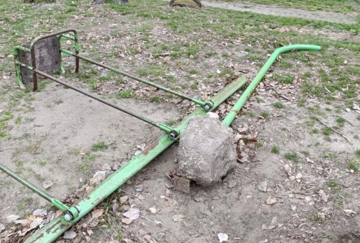 Изуродованные качели