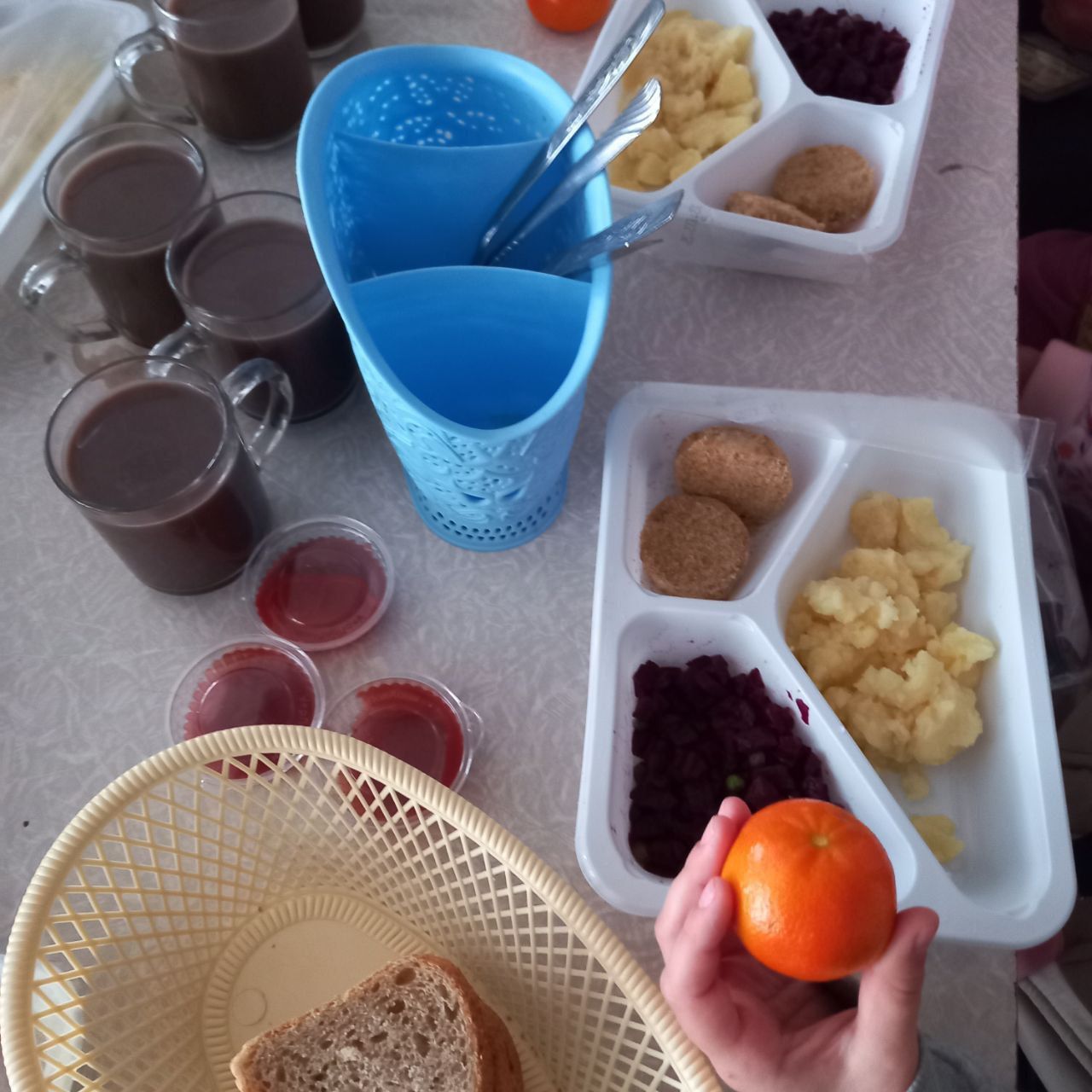 "Всегда холодное и несъедобное": популяризация здорового питания в школах Днепра за 100 тыс грн не работает