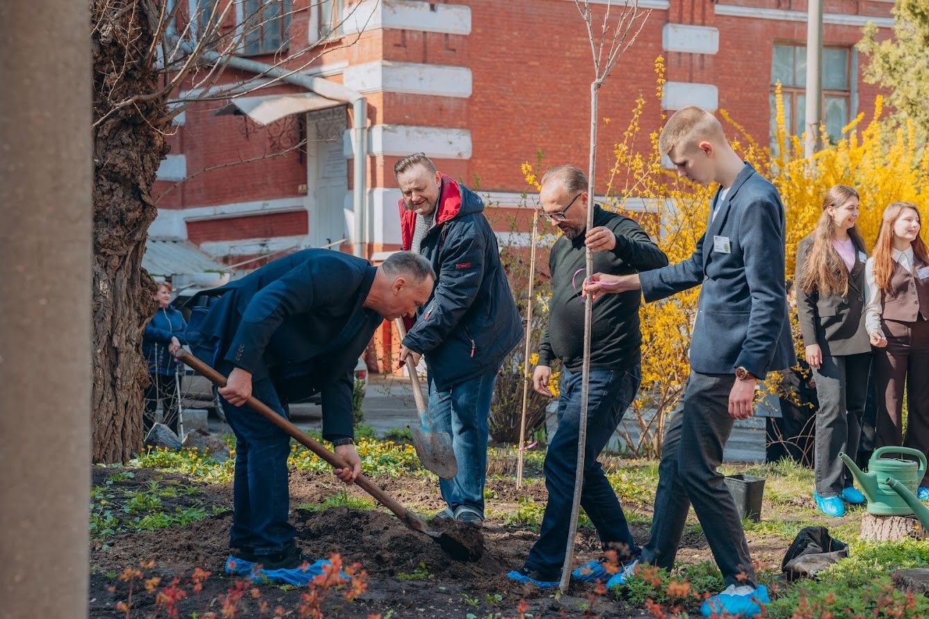У Дніпрі висадили нову алею сакур: де розташована квітуча локація