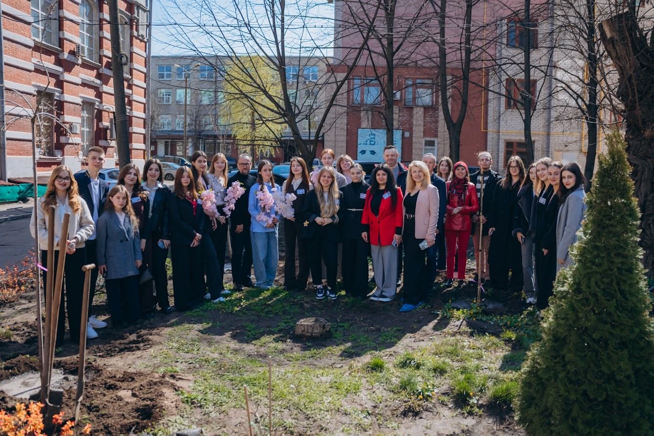У Дніпрі висадили нову алею сакур: де розташована квітуча локація
