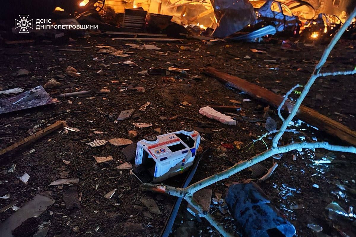 В ДСНС показали наслідки ворожої атаки на Кам’янське