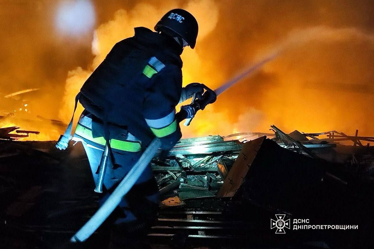 В ДСНС показали наслідки ворожої атаки на Кам’янське