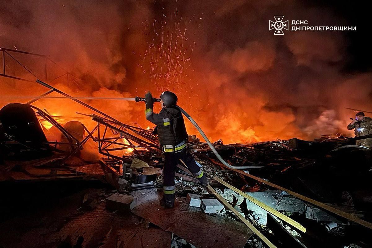 В ДСНС показали наслідки ворожої атаки на Кам’янське