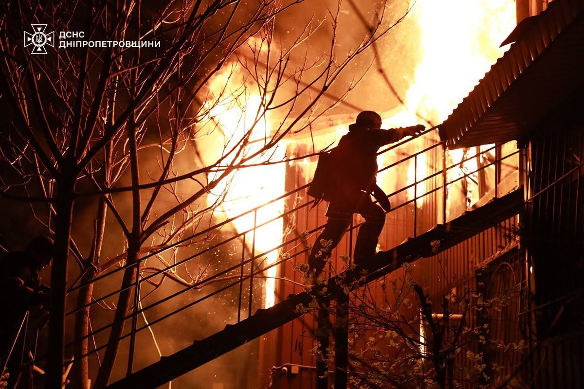 Внаслідок масованої атаки на Дніпро загинуло 3 людей, ще 30 постраждали: уточнені дані від ОВА та ДСНС