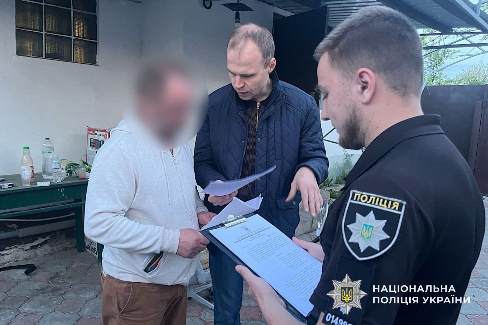 v8_432223f4cc51e4f1a97a90b1b91cb8d2 Правоохоронці разом із затриманим за вбивство матері чоловіком