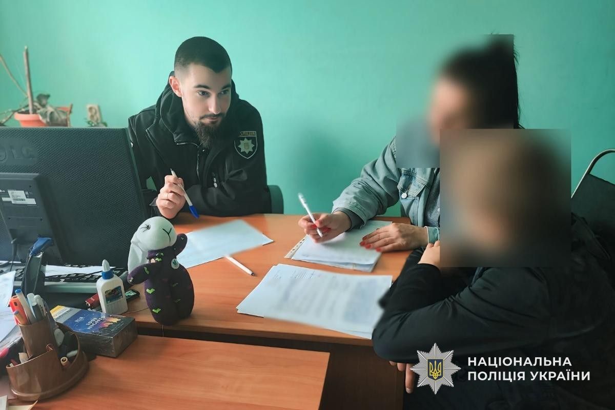 Зачепи-2 У Дніпрі поліцейські встановили підлітків, які влаштували небезпечні «розваги» на електропотязі. Фото: Національна поліція України.