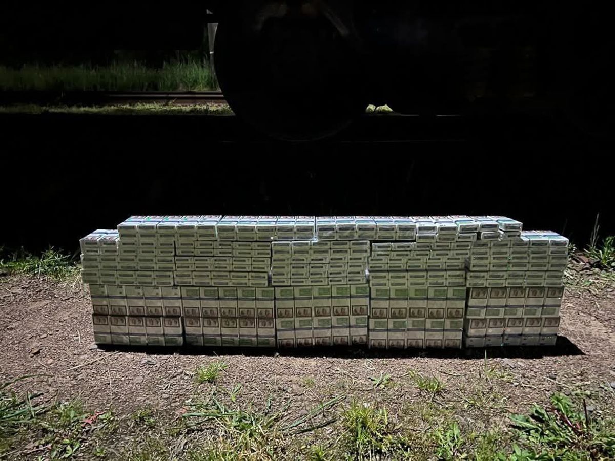 Митниця Закарпатські митники виявили контрабандні сигарети, приховані під вагонами у конструктивних порожнинах. Фото: Закарпатська митниця.