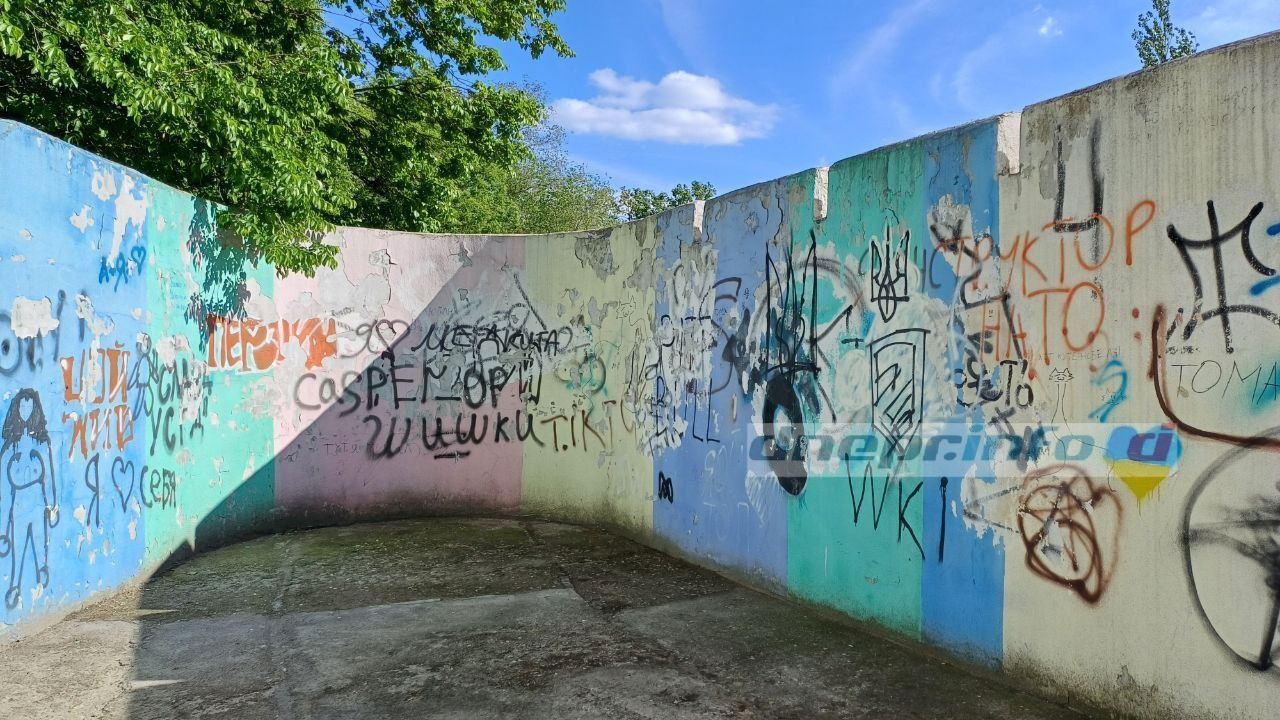 photo_2025-05-12_10-11-23 Стіни обмальовані "мотиваційними" надписами