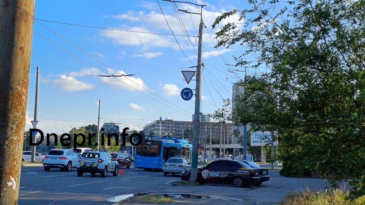 Тролейбус-2 Пошкоджений рухомий склад міського електротранспорту невідомими хуліганами. Фото: Dnepr.info.