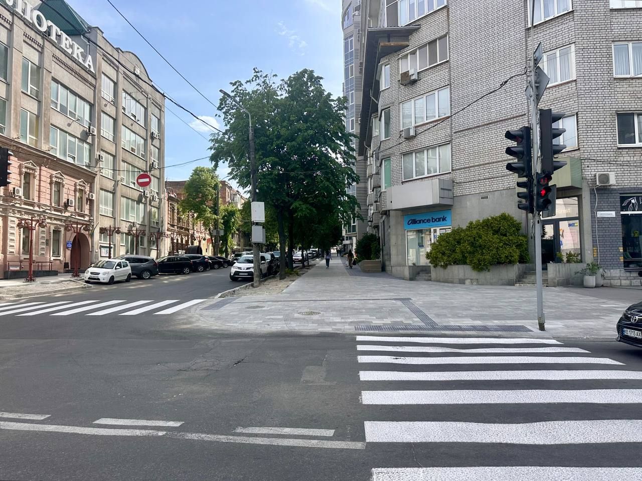 photo_2025-05-27_21-52-30 Автівки паркують на тротуарі
