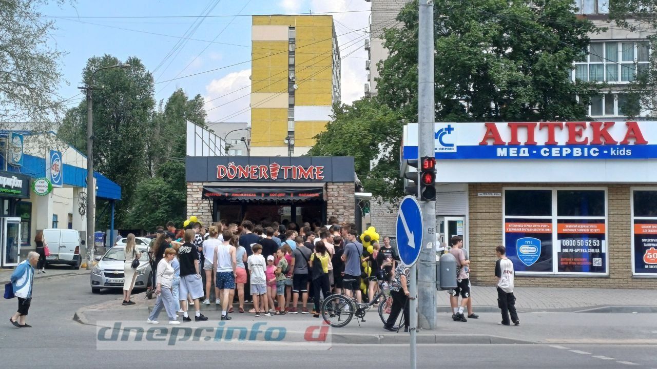 photo_2025-06-04_12-26-56 (2) Черга до кіоску з шаурмою