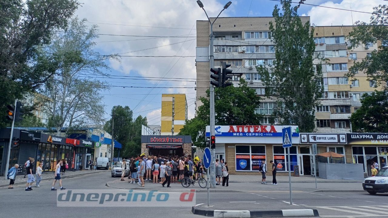 photo_2025-06-04_12-26-56 Натовп перекрив тротуар на проспекті Героїв