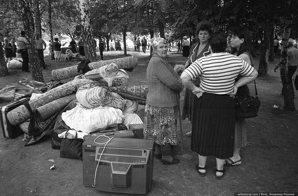 photo_2025-06-06_10-59-39 Жителі евакуйованих будинків. Фото: Володимир Рязанов, оприлюднено на artkostyuk.com