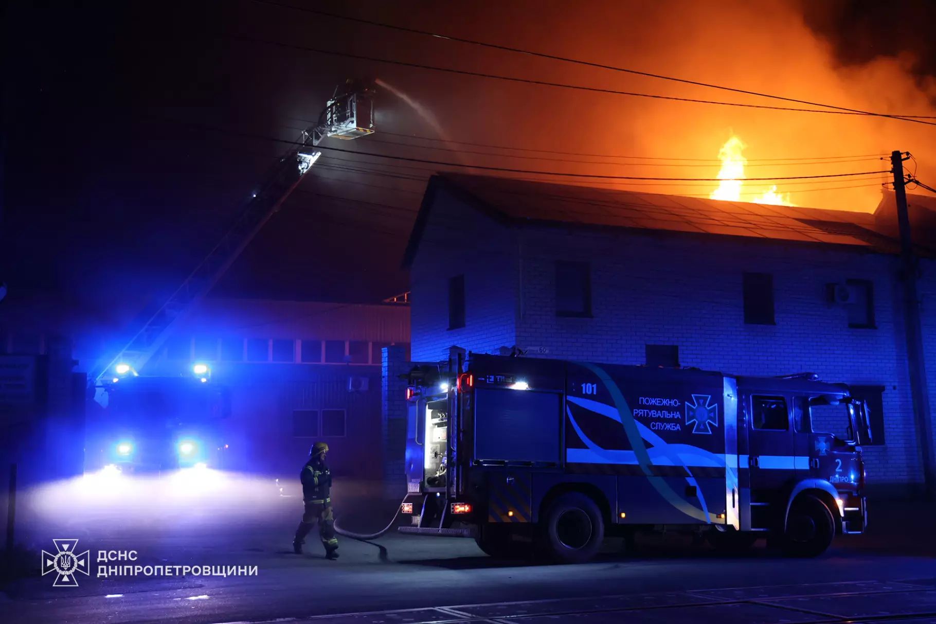 Масштабный пожар на СТО в Днепре: подробности от ГСЧС