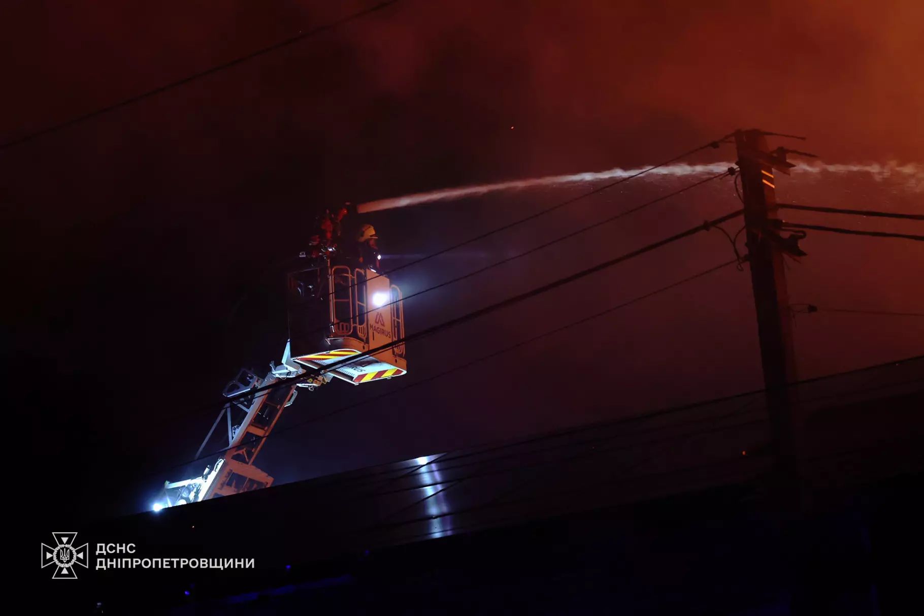 Масштабный пожар на СТО в Днепре: подробности от ГСЧС
