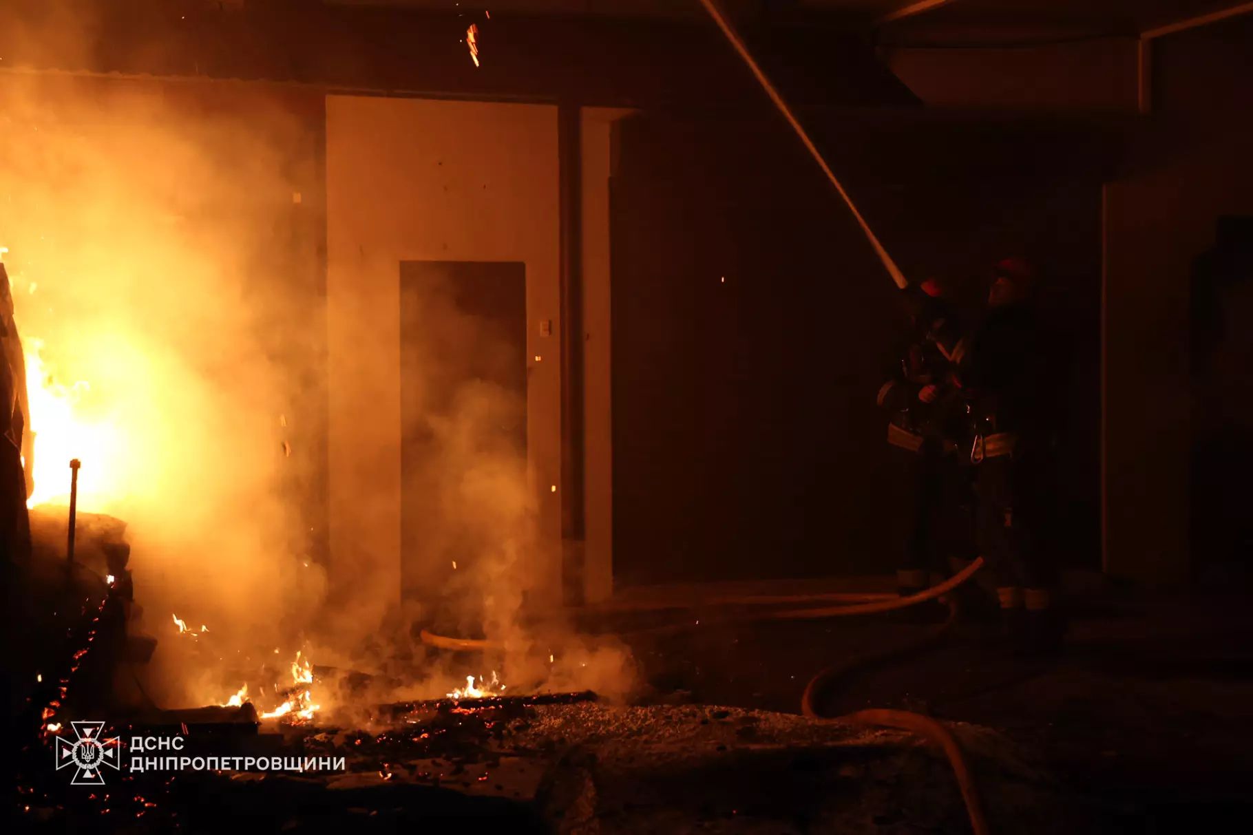Масштабный пожар на СТО в Днепре: подробности от ГСЧС