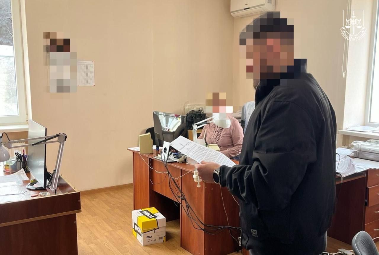 фото_2025-06-19_14-00-06 Правоохранители в кабинете подозреваемых